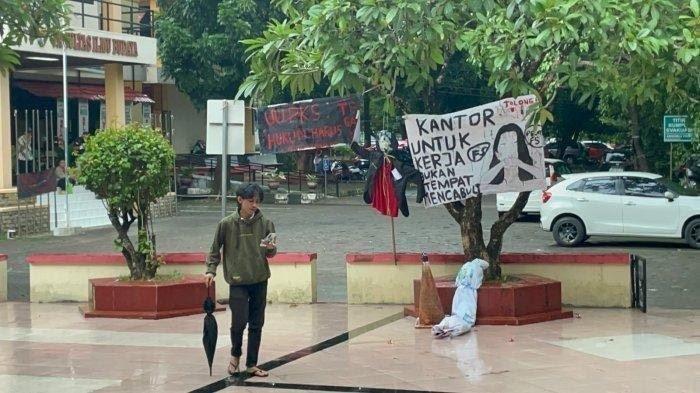 Suasana aksi demonstrasi di FIB Unhas beberapa waktu lalu.  Unhas memastikan pemecatan Alief Gufran bukan akibat aksi demo, namun pelanggaran disiplin terkait pencemaran nama baik kampus dan perbuatan tidak sopan.