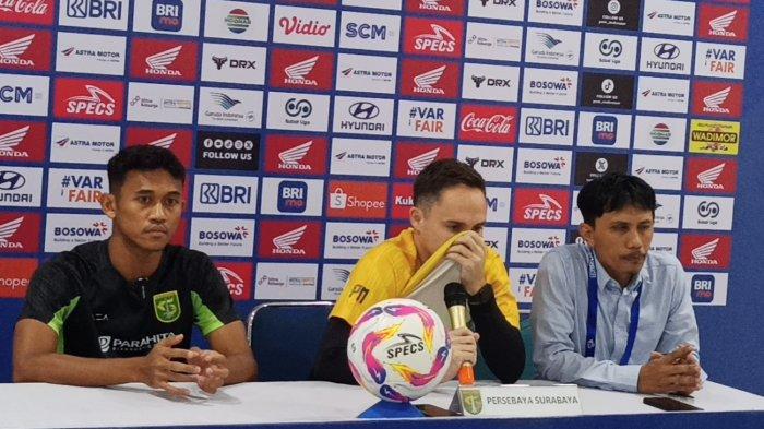 PAUL MUNSTER - Pelatih Persebaya Surabaya Paul Munster melakukan aksi tutup hidung dan mulut selama press conference, dikarenakan ruangan berbau, Kamis (6/3/2025). Paul Munster menganggap Stadion BJ Habibie belum layak digunakan dalam pertandingan antar PSM Vs Persebaya Surabaya.