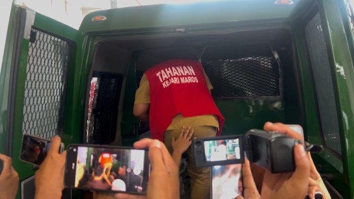 KORUPSI DISKOMINFO - Kejaksaan Negeri (Kejari) Maros resmi menetapkan dan menahan eks Sekretaris Dinas Dinas Komunikasi, Informatika, Statistik, dan Persandian (Diskominfo) Kabupaten Maros, Muhammad Taufan atas dugaan korupsi anggaran Belanja Internet Command Center, Senin (23/6/2025). Muhammad Taufan langsung ditahan untuk 20 hari ke depan di Lembaga Pemasyarakatan (Lapas) Kelas IIB Maros.
 