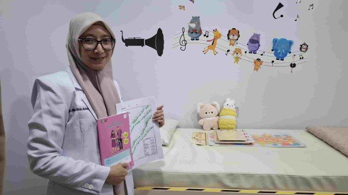 CEGAH STANTING - Dokter Spesialis Anak Tumbuh Kembang, dr. Merlyn Meta Astari, Sp.A (K) memperlihatkan ruang prakteknya usai memberikan penjelasan kepada wartawan mengenai stanting dan dampaknya terhadap tumbuh kembang anak di Biodika Klinik, Jl. Lasinrang, Makassar, Selasa (11/03/2025). Dokter Merlyn menekankan bahwa pencegahan stanting harus dimulai sejak dini, bahkan sebelum anak lahir.