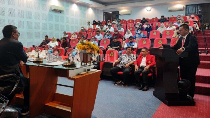 Media Official Panitia Pelaksana (Panpel) PSM Makassar, Andi Ahmad Hasan Tenriliweng mempersentasekan disertasinya di Aula Prof Dr Syukur Abdullah, Fisip Unhas, Tamalanrea, Makassar, Selasa (3/10/2023).