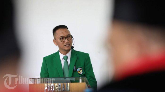Farid Kasim Judas menjelaskan disertasenya saat Sidang terbuka promosi doktor yang berlangsung di kampus Pascasarjana UMI, Jl Urip Sumoharjo, Makassar, Kamis (21/12/23). Disertasi yang berjudul Hakikat Disiplin Kerja Pegawai Negeri Sipil dalam Tata Kelola Kinerja Menurut Peraturan Perundang-undangan yang Berlaku di Luwu Raya berhasil meluluskan FKJ dengan predikat sangat memuaskan dan menjadikan alumni Doktor Ilmu Hukum ke-354 UMI.