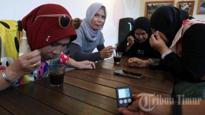 Sejumlah ibu-ibu mengikuti lomba Festest Coffee Drinking Contest (minum kopi cepat) dengan menggunakan sendok yang berlangsung di Eiger Coffee, Jl Andi Djemma, Makassar, Sabtu (30/09/2023). Kegiatan yang diselenggarakan oleh Eiger Coffee ini dalam rangka menyambut hari kopi sedunia sekaligus mengedukasi peminum kopi.