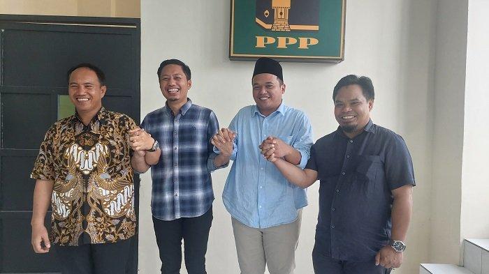Momen Ketua PPP Enrekang Saharuddin (kiri pojok), Yusuf Ritangnga, Andi Tenri Liwang, dan Ketua Nasdem Enrekang Asman, bertemu di DPW PPP Sulsel, Jl Sungai Saddang Lama, Makassar, Senin (3/6/2024) sore.
 