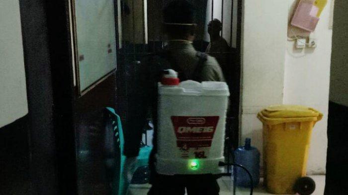 Personil Polsek Wajo Makassar saat melakukan penyemprotan disenfektan