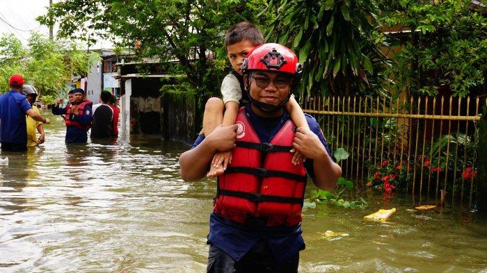 EVAKUASI KORBAN BANJIR - Petugas Dinas Pemadam Kebakaran dan Penyelamatan (Damkarmat) Kota Makassar evakuasi anak-anak korban banjir di Kecamatan Manggala, Rabu (12/2/2025). Warga yang mengungsi mencapai ribuan.