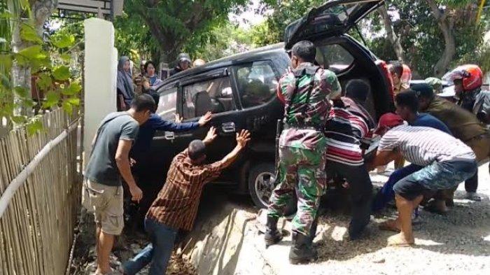 Evakuasi kendaraan yang terlibat kecelakaan di Jeneponto, Senin 4/11/2019) siang