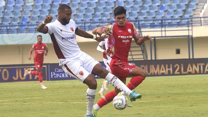 Bek PSM Makassar, Yuran Fernandes berduel dengan penyerang Persis Solo, Ramadhan Sananta pada laga lanjutan Grup A Piala Presiden 2024 di Stadion Si Jalak Harupat, Kabupaten Bandung, Jawa Barat, Senin (22/7/2024).