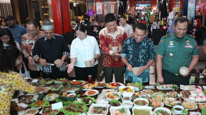 Ketua Forum Sulsel Peduli, Dr Syamsu Rizal (ketiga kiri). Ketua INLA Sulsel, Tjig Ming Nelly (tengah). Presiden WVO dan VSI, Dr Susianto (ketiga kanan) dan Kapoksahli Pangdam XIV/Hasanuddin, Brigjen TNI Heri Sutrisma (kanan) mencoba makanan yang diolah dengan non hewani diesela acara Earth Festival 2023 yang berlangsung di Mall Phinisi Poin (PiPo), Makassar, Kamis (10/8/2023). Kegiatan ini merupakan ajang edukasi kepada masyarakat dalam mengelola makanan enak dan sehat bisa dibuat dari non hewani. Acara tersebut berlangsung selama empat hari hingga 13 Agustus 2023 dengan rangkaian acara bertema 'Menjaga Alam Dimulai dari Saya' cukup beragam yang berkaitan dengan isu-isu lingkungan.