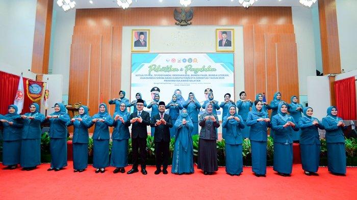 PKK SESULSEL- Ketua TP PKK Kota/Kabupaten dari seluruh Provinsi Sulsel bersama dengan forkopimda di Baruga Pattingalloang Rumah Jabatan Gubernur Sulsel, Selasa (11/03/2025). Ketua TP PKK Provinsi Sulawesi Selatan (Sulsel), Naoemi Octarina melantik 22 ketua PKK se-Sulsel, Selasa (11/03/2025).