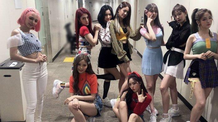 Fromis 9 Diberi Kejutan oleh Penggemar di Super KPop Festival Indonesia