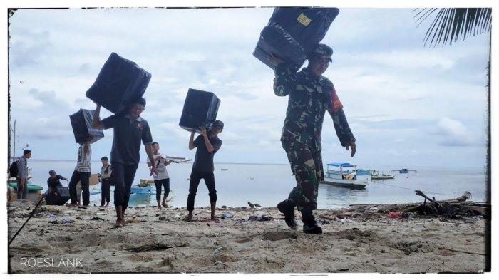 Petugas TPS mengantarkan logistik pemilu ke desa-desa terpencil yang berada di Bahuluang, Tambolongan dan Polassi, Kabupaten Kepulauan Selayar, Sulawesi Selatan.