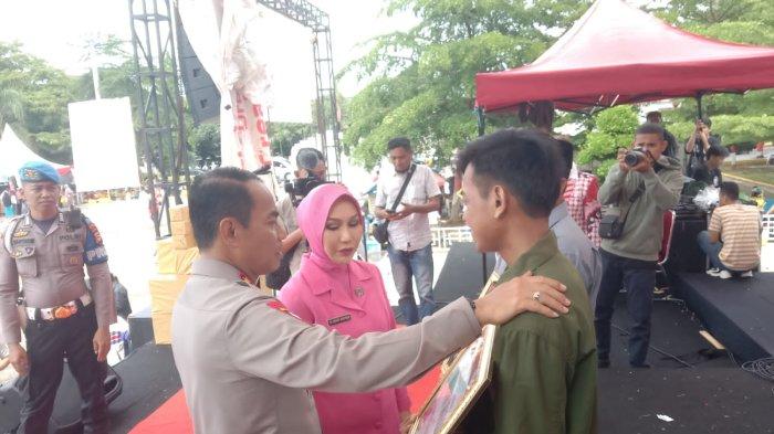 Kapolda Sulsel Irjen Pol Andi Rian R Djajadi Beri Hadiah Umroh Imam Muda Masjid Miftahul Khair Bone Amirul Nizam saat kunjungan kerjanya di Kabupaten Bone, Senin (8/1/2024).
 