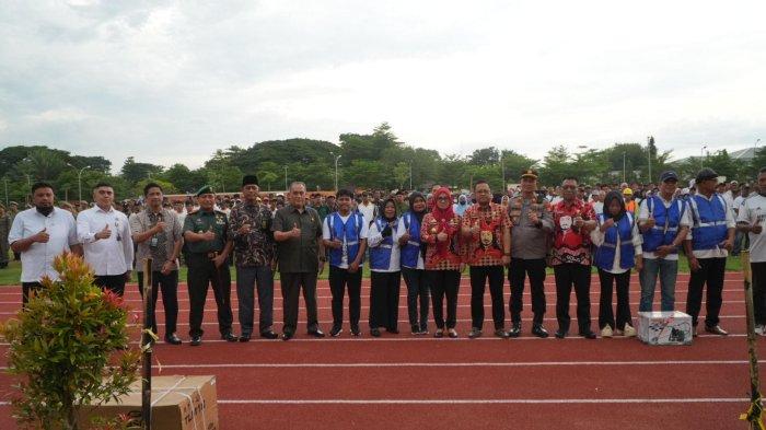 GOTONG ROYONG - Bupati Gowa, Husniah Talenrang dan Wakil Bupati Darmawangsyah Muin foto bersama masyarakat usai peluncuranprogram 'Gowa Annangkasi' di Ruang Terbuka Hijau (RTH) Syekh Yusuf, Jl Masjid Raya, Sungguminasa, Gowa, Sulsel, Kamis (6/3/2025). Program Gowa Annangkasi adalah Gerakan Gotong Royong Bersih Rumah Ibadah dan Lingkungan.