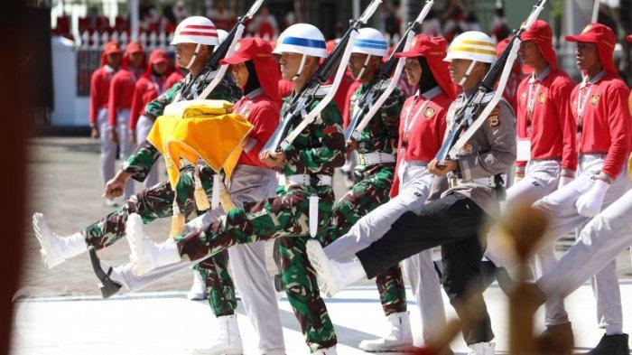 Sejumlah pasukan Pengibar Bendera Pusaka (Paskibraka) tingkat Provinsi Sulawesi Selatan melakukan gladi bersih upacara penurunan bendera yang berlangsung di halaman Rumah jabatan Gubernur Sulsel, Jl Jend Sudirman, Makassar, Selasa (15/8/2023). Sebanyak 73 peserta Paskibraka yang berasal dari siswa Sekolah Menengah Atas (SMA) sederajat yang diseleksi di 24 kabupaten Kota Sulsel ini akan tampil di hari 'peringatan hari Kemerdekaan ke-78 RI pada 17 Agustus 2023.