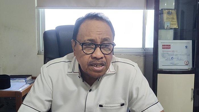Plt Rektor UMI Prof Hambali Thalib menyampaikan ucapan selamat kepada Prof Dirgahayu Lantara setelah dilantik sebagai Plt Wr I UMI di ruang rapat Menara UMI, Kamis (24/10/2024).