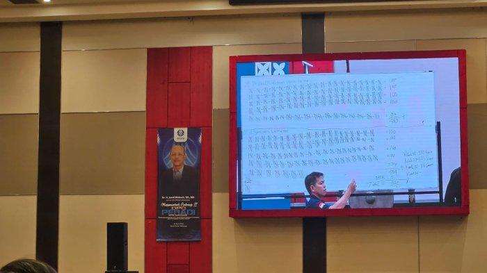 PASCA PEMILIHAN KETUA- panitia pemilihan menyelesaikan proses pemilihan Ketua Perhimpunan Advokat Indonesia (Peradi) Makassar dalam musyawarah cabang (Muscab) ke-2 di Hotel Dalton, Selasa (29/4/2025) dini hari. Hasman Usman meraih suara terbanyak 483 suara sementara itu, Bendahara Peradi Makassar Syamsuddin meraih 434 suara. 