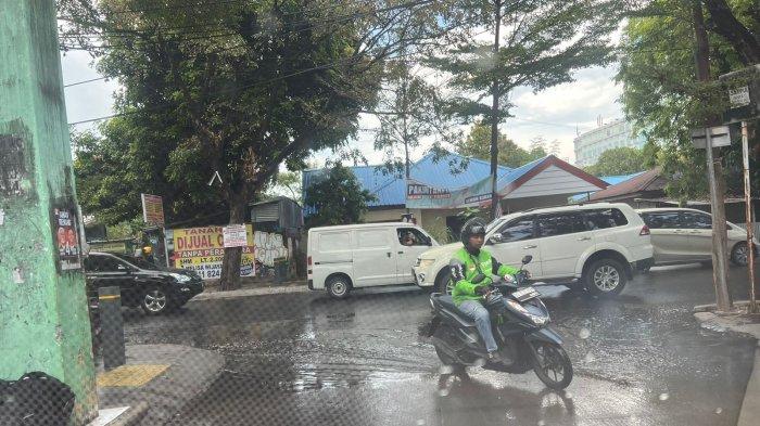 Genangan air hujan di badan jalan, Jl Mappaouddang, Kota Makassar, Sulsel, Kamis (3/10/2024).