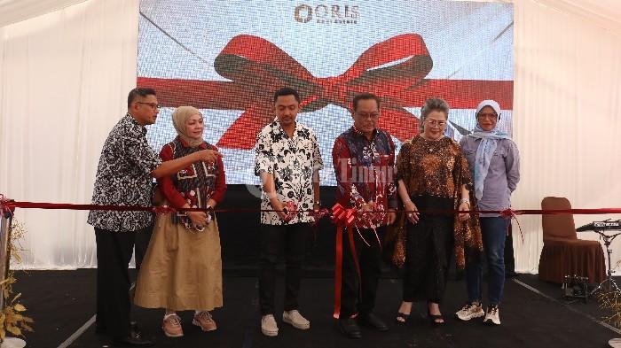 HUNIAN BARU - Direktur Oris Real Estate Oris Bachtiar (ketiga kiri) Bersama Komisaris PAGK, Dewi Yasin Limpo (kedua kanan) melakukan pemotongan pita sebagai symbol peluncuran hunian terbaru Premier Avenue Gowa yang terletak di Jl Beringin, Sungguminasa, Gowa, Sabtu (19/7/2025). Dengan mengusung desain minimalis, Premier Avenue Gowa tampil dengan wajah baru arsitektur Scandinavian yang menandai dimulainya babak baru dalam konsep hunian keluarga di Gowa.