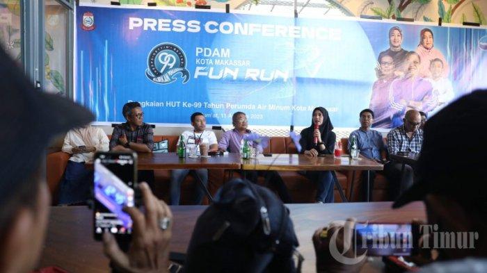 Konfrensi Pers Fun Run HUT PDAM Makassar ke 99 Tahun yang berlangsung di Verda Coffe and Resto, makassar, Jumat (11/8/2023). Dalam kegiatan tersebut turut hadir Direktur Utama PDAM Makassar, Benny Iskandar dan Ketua Panitia HUT PDAM ke 99 Tahun, Indira yang turut menjelaskan secara detail kegiatan kepada awak media. Kegiatan yang dikemas dengan bentuk kegiatan Fun Run akan berlangsung tanggal 13 Agustus 2023 di Kota Makassar, mendatang.
