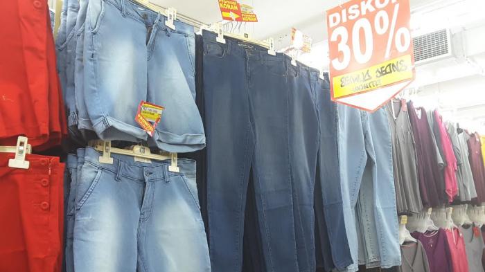 Celana Jeans Diskon 30 Persen di Hypermart Mal Panakkukang - Tribun