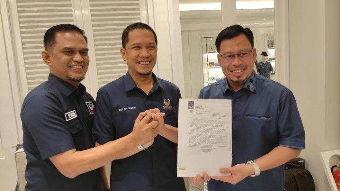 Pasangan Muzayyin Arif-Andi Ikhsan Hamid saat menerima surat tugas maju di Pilkada Sinjai dari Ketua Nasdem Sinjai, Mizar Roeam