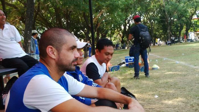 Luis Edmundo absen latihan, ia hanya duduk di pinggir lapangan sembari dirawat oleh medis tim, Sabtu (16/10/2015) pagi.