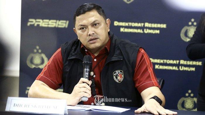 Direktur Reskrimum Polda Metro Jaya Kombes Hengki Haryadi mengatakan pihaknya menangkap 3 polisi terkait kasus senjata api ilegal.