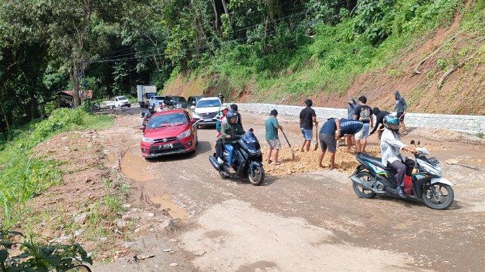 JALAN RUSAK - Jalan Poros Enrekang- Pinrang yang berada di Dusun Riso, Desa Pinang, Kecamatan Cendana, Kabupaten Enrekang, Sulsel dipenuhi lubang. Pemuda Riso menggunakan anggaran swadaya masyarakat melalukan penimbunan di jalan tersebut, guna menghindari terjadinya kecelakaan, Kamis (20/3/2025).