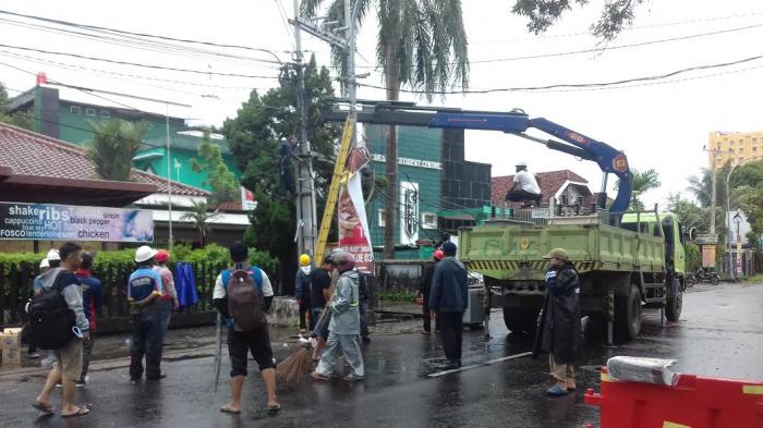 Petugas PLN memeriksa trafo yang rusak