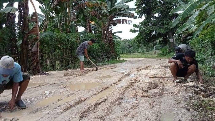 Jalan utama di dekat area Bandara Arung Palakka, Jl Bandara, Kelurahan Mappolo Ulaweng, Kecamatan Awangpone, Kabupaten Bone, Sulawesi Selatan, rusak parah.