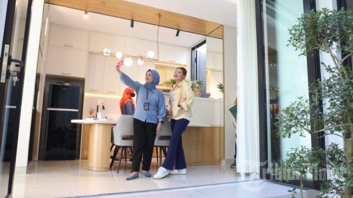 Pengunjung berswafoto saat memasuki rumah contoh Cluster Jasmine Residence yang baru saja diremikan di Jasmine Residence, Kawasan Bukit Baruga, Makassar, Sabtu (5/8/2023). Cluster Jasmine Residence memiliki dua tipe yaitu Tipe Primrose dan Tipe Casablanca.Tipe Primrose sendiri memiliki luas tanah (LT)  98m2 dan luas bangunan (LB) 100m2. Sedangkan untuk Tipe Casablanca memiliki luas tanah (LT) 128m2 dan luas bangunan (LB) 160m2.