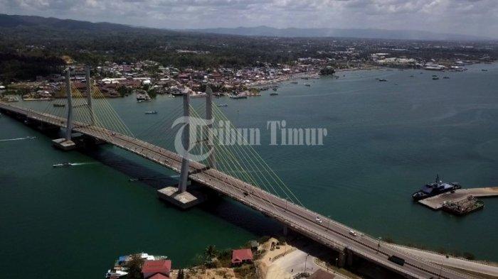 Jembatan Teluk Kendari yang menjadi ikon Kendari, ibu kota Provinsi Sulawesi Tenggara, terekam menggunakan kamera drone tribun timur. Minggu (15/10/2023).