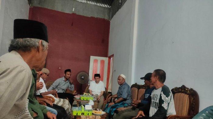 Jamaluddin M Syamsir (kemeja putih dan berpeci hitam) diskusi dengan puluhan tokoh masyarakat dan pemuda Desa Bontomacinna, Kecamatan Gantarang, Kabupaten Bulukumba, Sulsel, Selasa (10/9/24) malam.