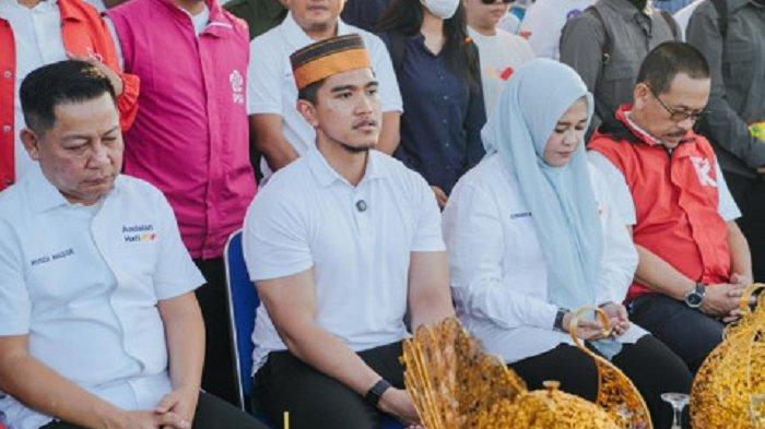 Ketua Umum Partai Solidaritas Indonesia (PSI) Kaesang Pangarep mendatangi Kabupaten Sidrap, Sulawesi Selatan. Kaesang bersama Ketua DPW Partai Nasdem Sulsel, Rusdi Masse langsung melakukan kampanye untuk pasangan calon Bupati dan Wakil Bupati Sidrap, Syaharuddin Alrif-Nurkanaah (SAR-kanaah),  Selasa, 26 Oktober 2024.