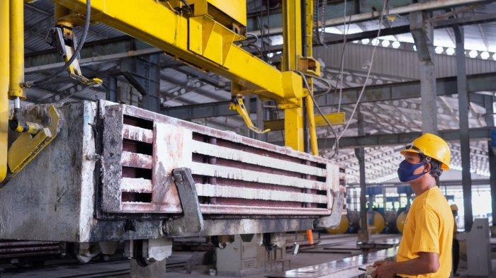 Aktivitas produksi di pabrik bata ringan Kalla Beton yang berlokasi di Kawasan Industri Makassar (KIMA), beberapa waktu lalu.