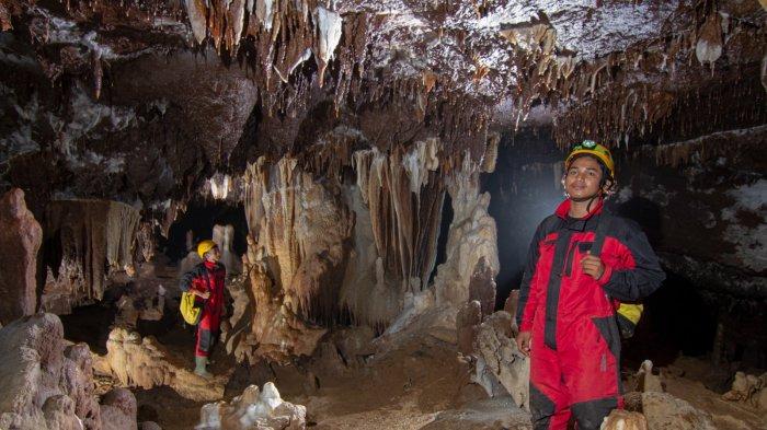 Mapala Politeknik Negeri Ujung Pandang mengadakan Workshop Cave Photography, Sabtu (18/5) di K4 Goa Salukang Kallang, Kabupaten Maros, Sulawesi Selatan.
Kegiatan yang dikuti belasan penggiat kegiatan penelusur gua di Sulawesi Selatan ini menghadirkan penggiat cave photography Jogjakarta Akhmad Zona Adiardi, sebagai pemandu.