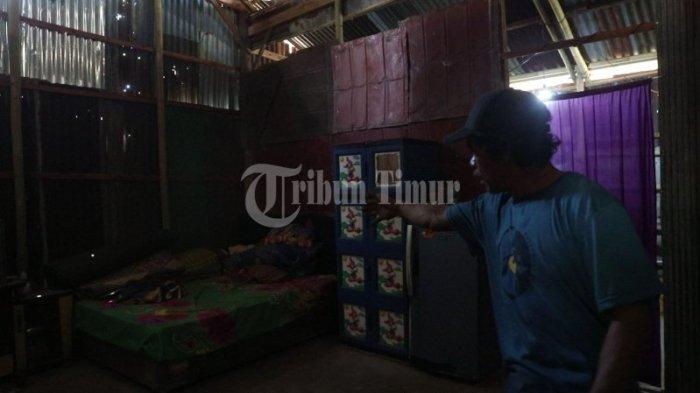 Suasana kamar tempat ayah korban (Faisal) bersembunyi saat anaknya dieksekusib Angga dkk di Dusun Mandalle II, Desa Kalemandalle, Kecamatan Bajeng, Kabupaten Gowa, Sulawesi Selatan (Sulsel), Minggu (1/10/2023).