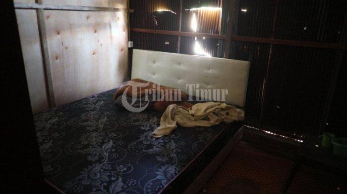 Suasana kamar tempat Faisal (22) dieksekusi Angga dkk di Dusun Mandalle II, Desa Kalemandalle, Kecamatan Bajeng, Kabupaten Gowa, Sulawesi Selatan (Sulsel), Minggu (1/10/2023).