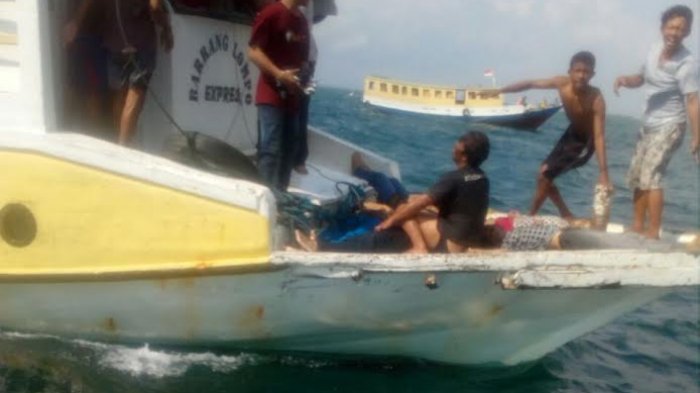 INSIDEN KAPAL TENGGALAM - Pangkalan Utama TNI AL VI (Lantamal VI) Makassar menurunkan tim evakuasi korban kapal tenggelam KM Arista di perairan Makassar, Rabu (13 /6/2018). 
