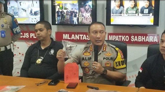 Kapolresta Tangerang, Kombes Pol Sabilul Alif saat menunjukan barang bukti berupa senjata api jenis revolver, Rabu (24/7/2019)