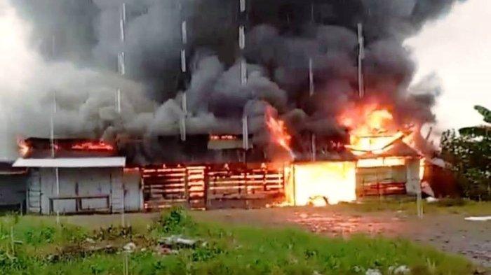 KIOS TERBAKAR - Sebanyak tiga kios di Pasar Sentral Bone Bone, Desa Patoloan, Kecamatan Bone Bone, Kabupaten Luwu Utara (Lutra), Sulsel, terbakar pada Kamis (24/4/2025) sore. Api duduga bersumber dari kompor yang tak dimatikan.