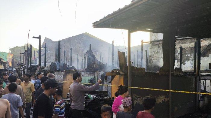 KEBAKARAN DI KARUWISI - Kondisi rumah terbakar di Jl Urip Sumoharjo lorong 1, Kelurahan Karuwisi Utara, Kecamatan Panakkukang, Kota Makassar, Senin (9/6/2025)  pagi. Sebanyak 9 rumah terbakar pada Senin dini hari dan diduga akibat hubungan arus pendek.