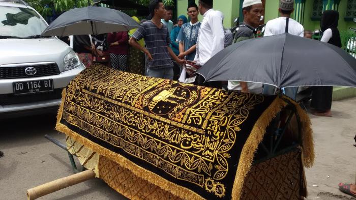 Ini Keranda Mayat Ibunda Ustad Maulana - Tribun-timur.com