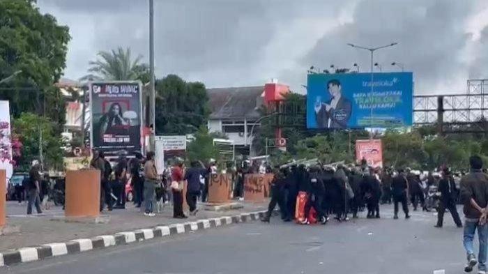 Kericuhan yang terjadi saat debat kedua Pilgub Sulsel sementara berlangsung di Hotel Claro, Makassar, Minggu (10/11/2024). Juru Bicara Andalan Hati, Muhammad Ramli Rahim (MRR) penyerangan itu dilakukan oleh massa pendukung paslon nomor urut 01, Moh Ramdhan Pomanto-Azhar Arsyad (DIA).
