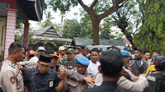 Potret ketegangan di Kecamatan Kelara, Jeneponto, saat Ketua KPU dikepung massa yang memprotes proses rekapitulasi suara Pilkada 2024, Minggu (1/12/20234).