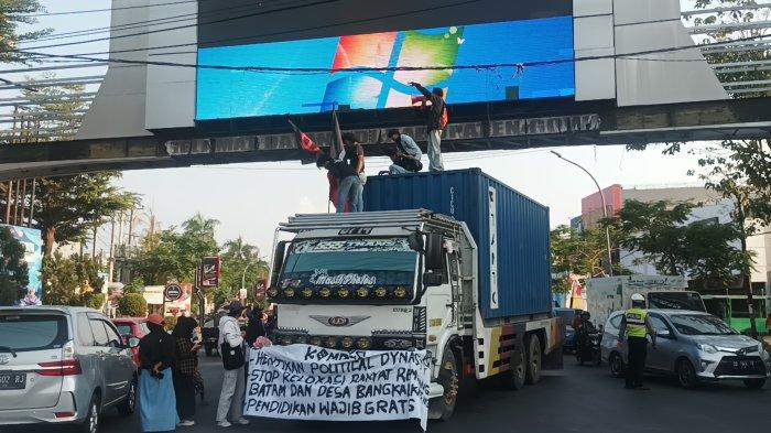 Komite Rakyat Demokratik (Komrad) menggelar aksi unjuk rasa di unjuk rasa pra kondisi Hari Sumpah Pemuda di Batas Gowa - Makassar, Jumat (27/10/2023) sore.