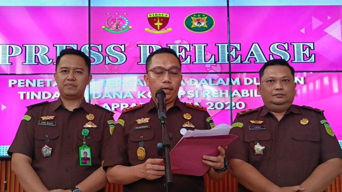 Kejari Sinjai, Zulkarnaen (tengah) saat memimpin konferensi pers penetapan tersangka kasus korupsi irigasi Apareng, kabupaten Sinjai, Sulawesi Selatan, Senin (25/11/2024).