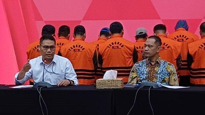 Direktur Penyidikan KPK Asep Guntur Rahayu dalam jumpa pers di kantornya, Jakarta Selatan, Jumat (15/3).