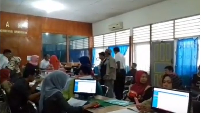 VIDEO: Pelayanan KTP Elektronik di Capil Pangkep - Tribun-timur.com